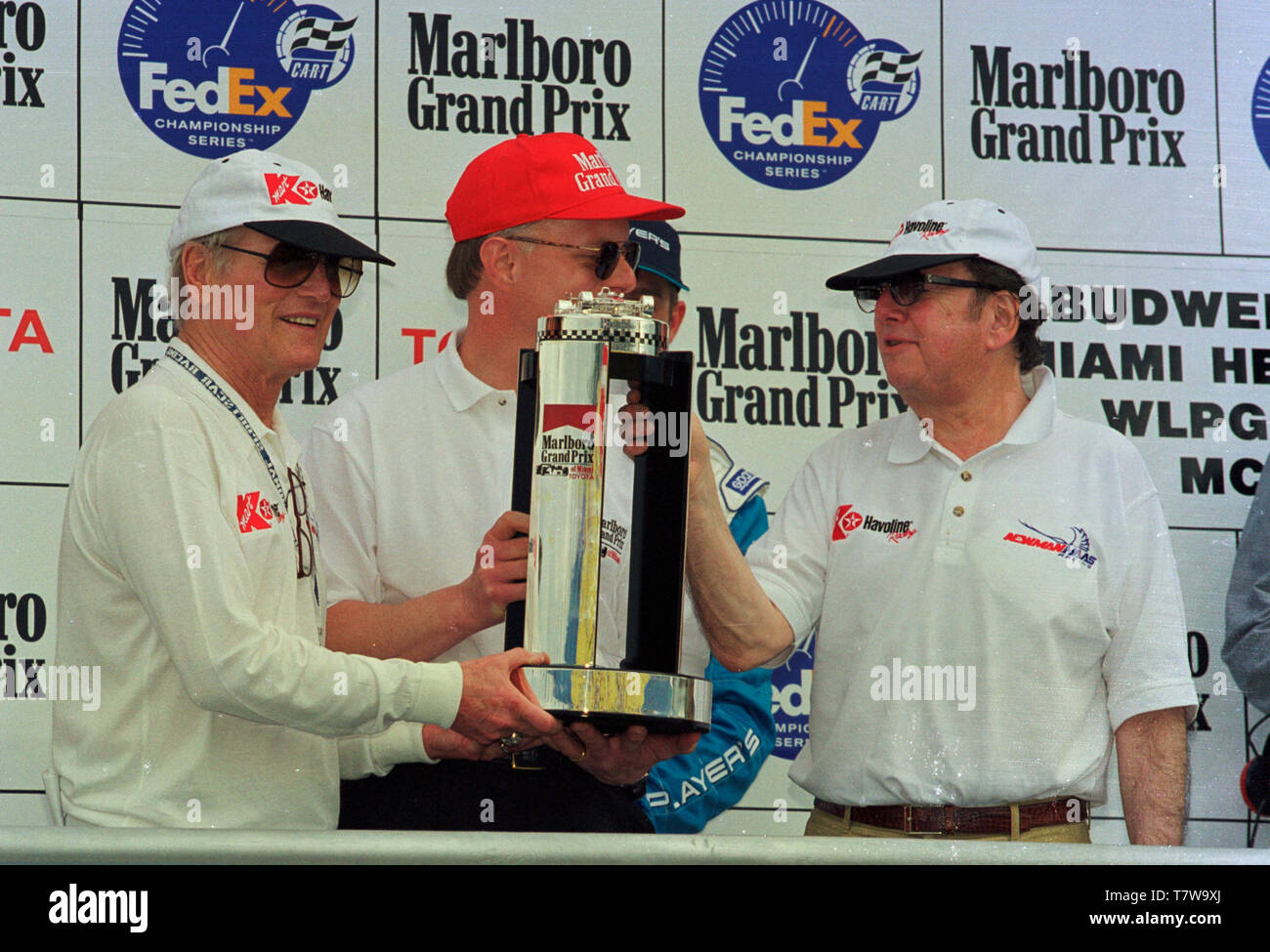 Schauspieler Paul Newman (L) und Gen Hass (R) feiern in der Victory Lane beim Grand Prix von Miami 1998 an Homestead-Miami Speedway. Stockfoto