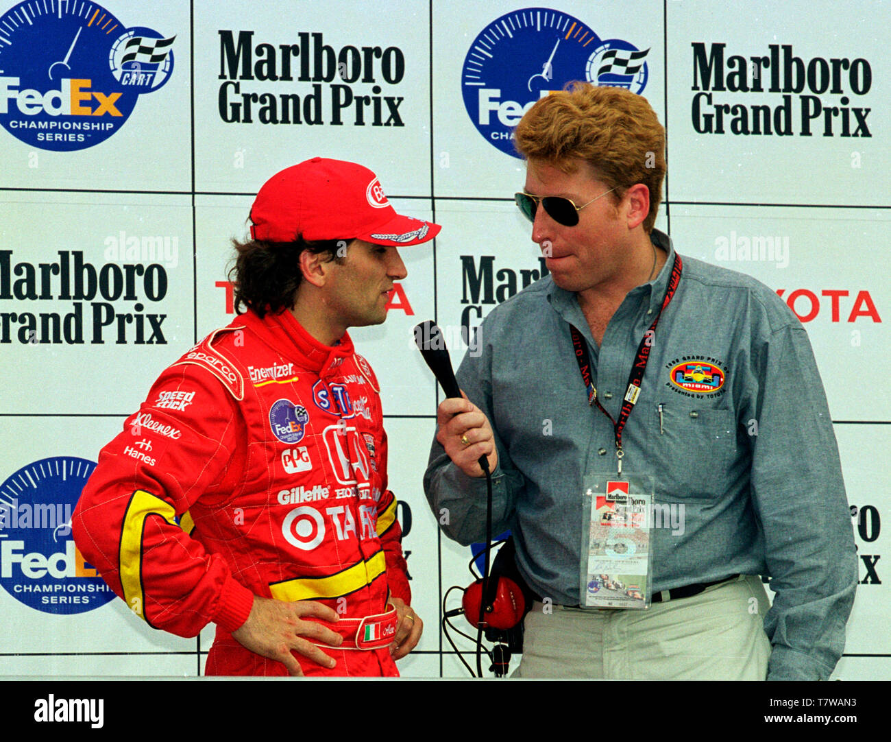 Warenkorb Fahrer Alex Zanardi von Ed Berliner auf dem Podium an den Grand Prix 1998 von Miami an Homestead-Miami Speedway interviewt. Stockfoto