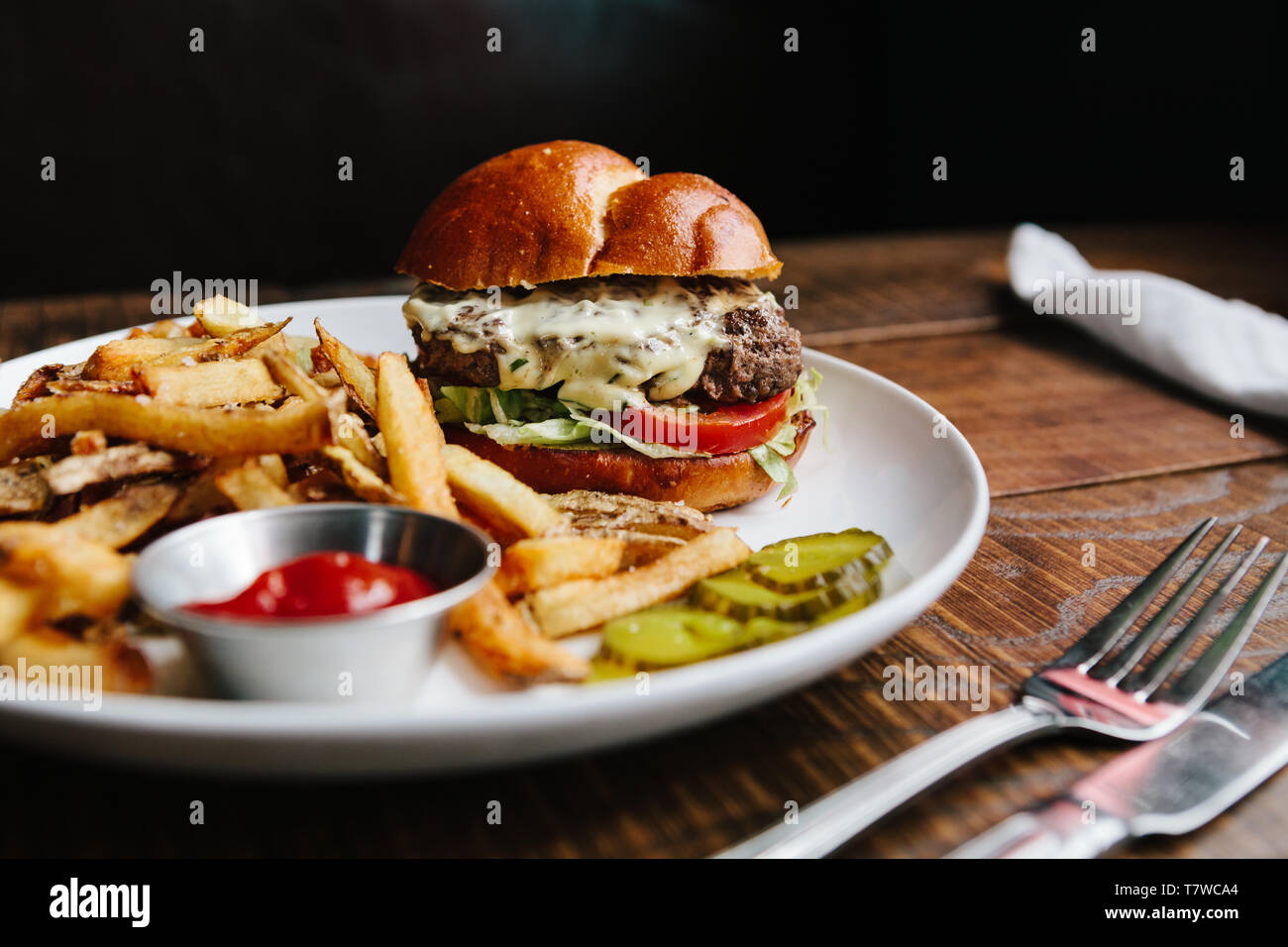 Shalotte Estragon Cheeseburger mit Pommes Frites, die Qualität im Restaurant Stockfoto