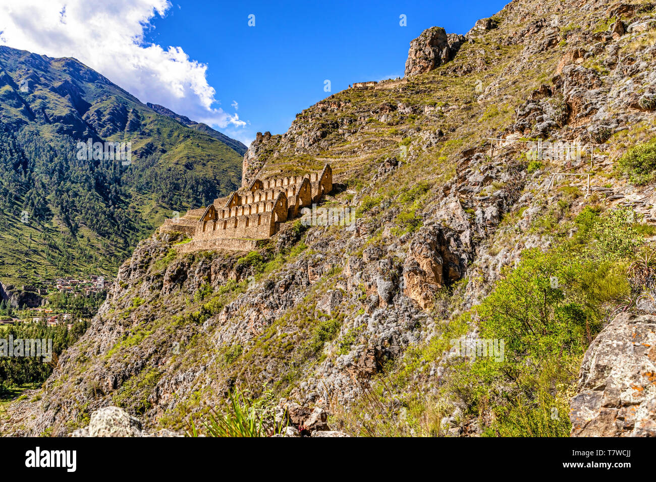 Pinkuylluna archäologische Stätte der alten Inka Häuser Kulturpflanzen zu speichern. Häuser am Berghang, oberhalb Stadt von Ollantaytambo in einem heiligen Tal befindest. Stockfoto