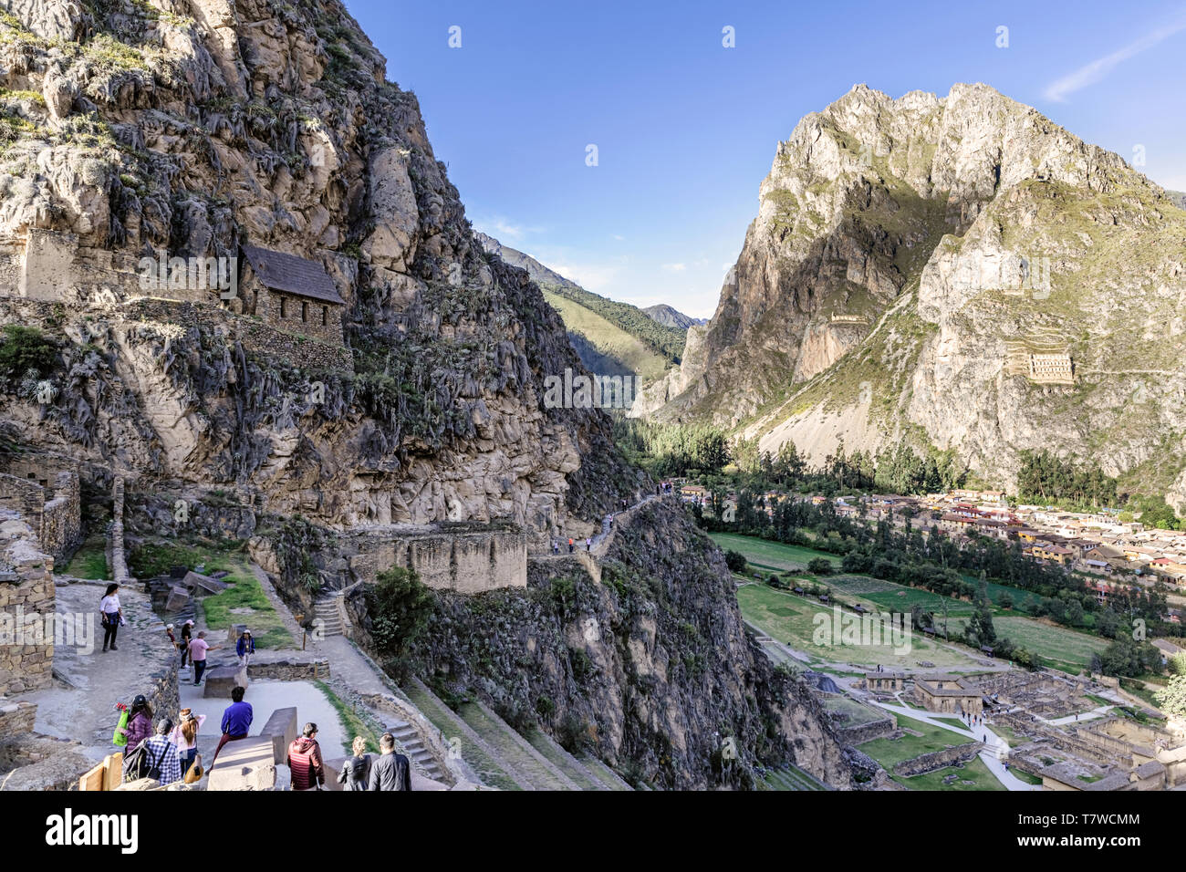 Pisaq, Peru - April 5, 2019: Touristen, die Inka Festung, Terrassen und Temple Hill in Cusco, Peru. Es war das Royal estate Kaiser Pach Stockfoto