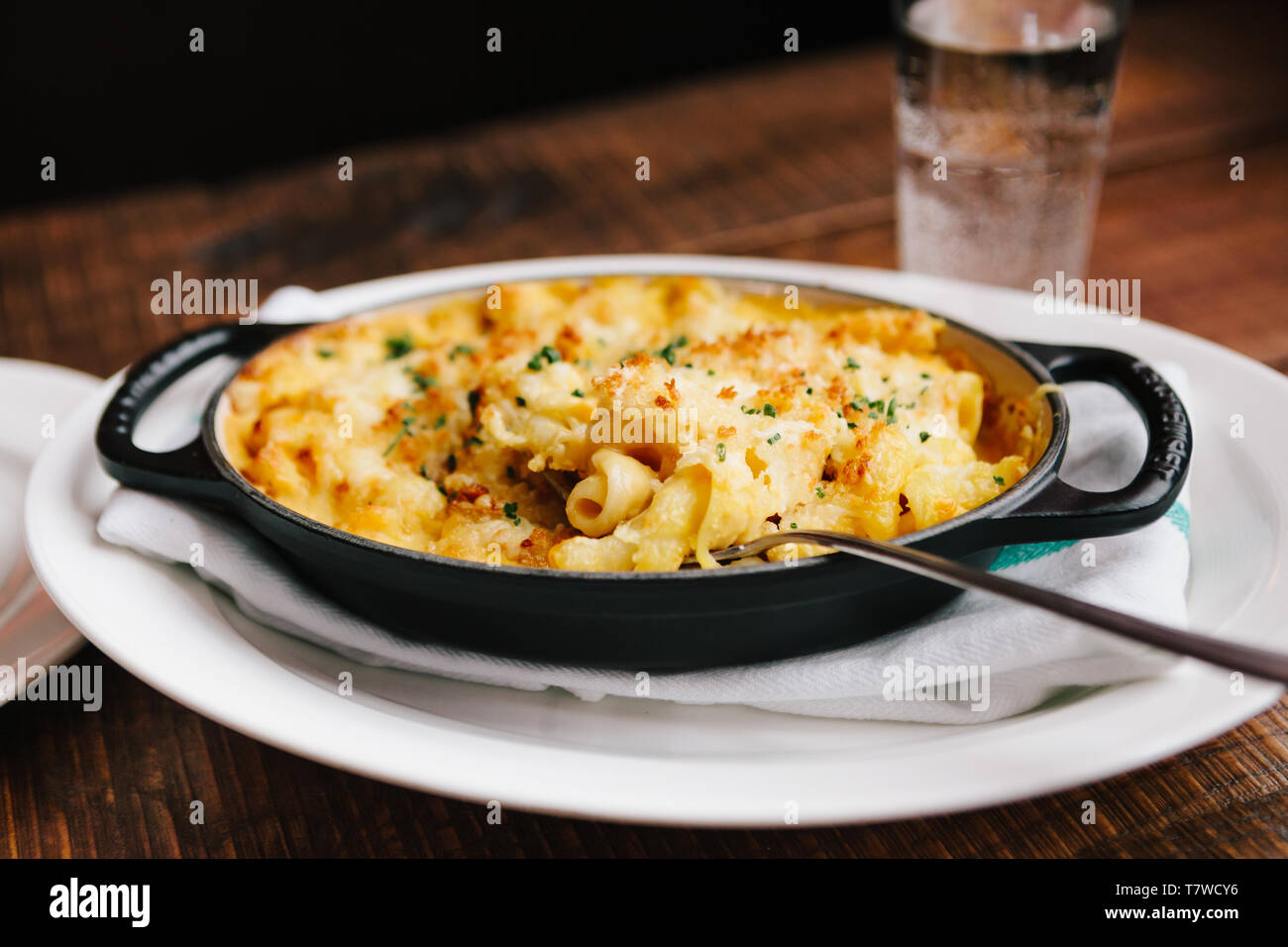 Mac und Käse in eine gusseiserne Schale Stockfoto