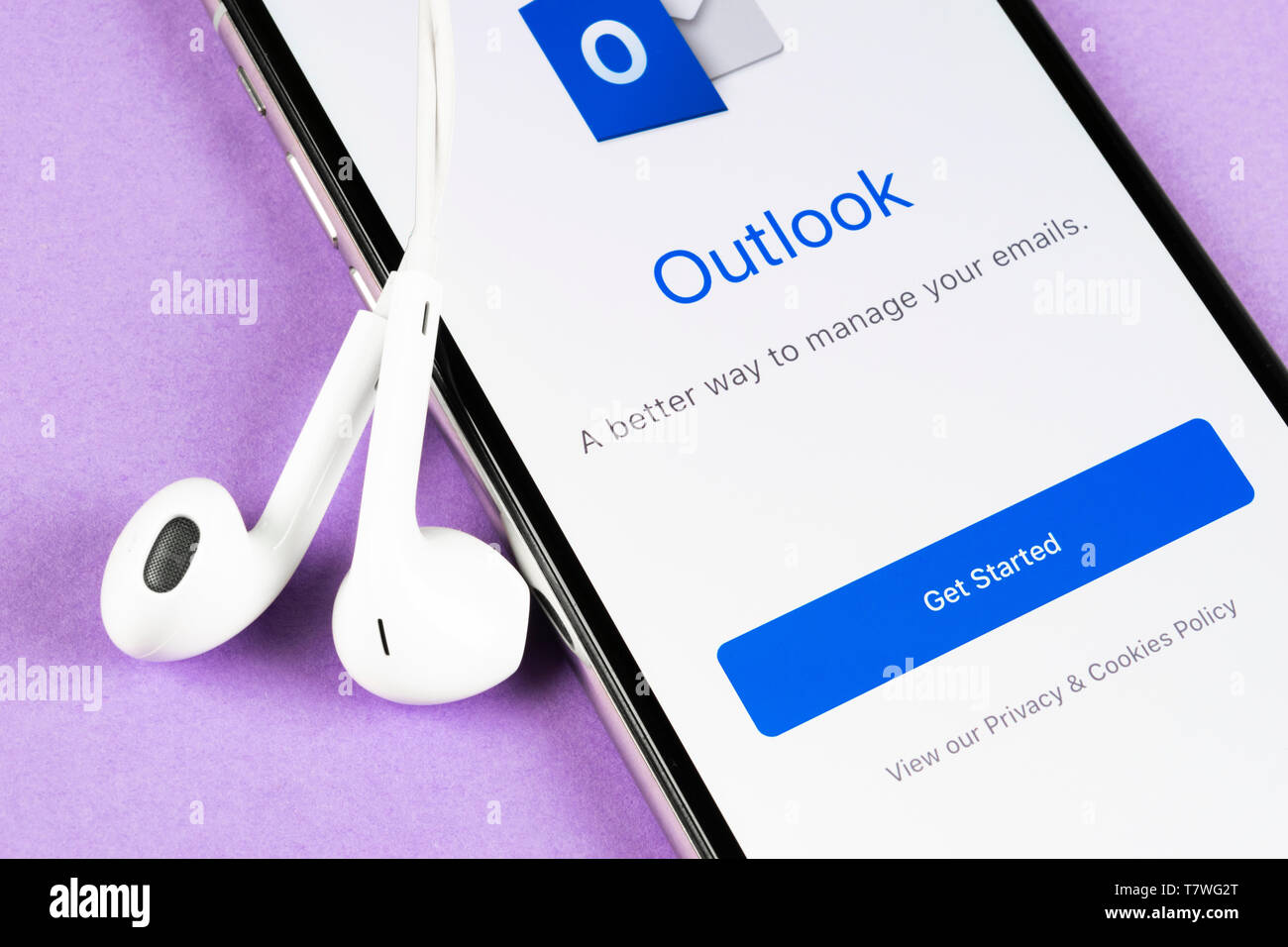 Helsinki, Finnland, 4. Mai 2019: Microsoft Outlook office Symbol auf Apple iPhone X-close-up. Microsoft Outlook Symbol der App. Microsoft heraus Stockfoto