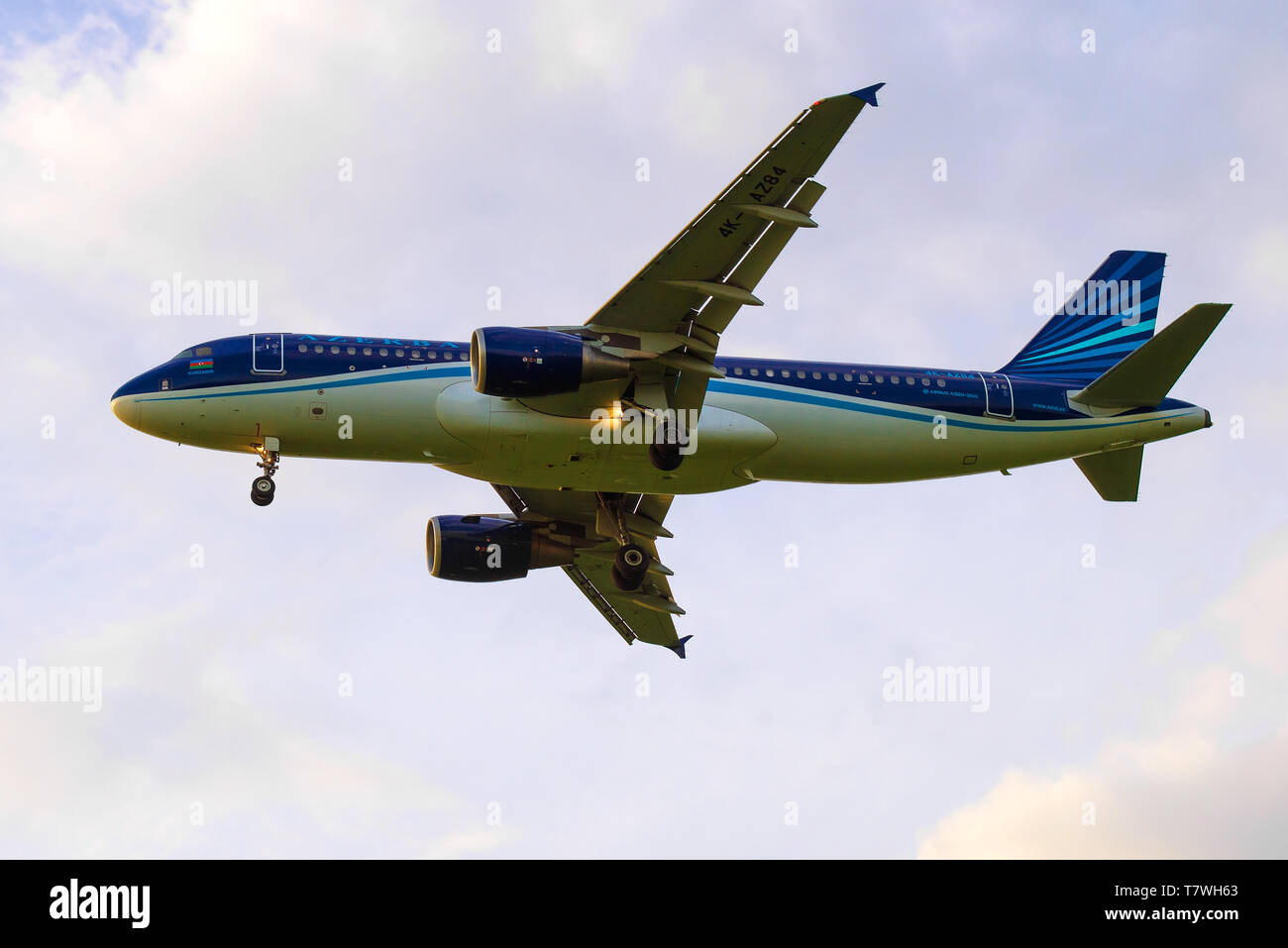 SAINT-Petersburg, Russland - 03 Juli, 2016: Airbus A320-200 "Kurdamir' (4K-AZ84) von AZAL Azerbaijan Airlines an einem bewölkten Himmel Hintergrund vor der Landung ein Stockfoto