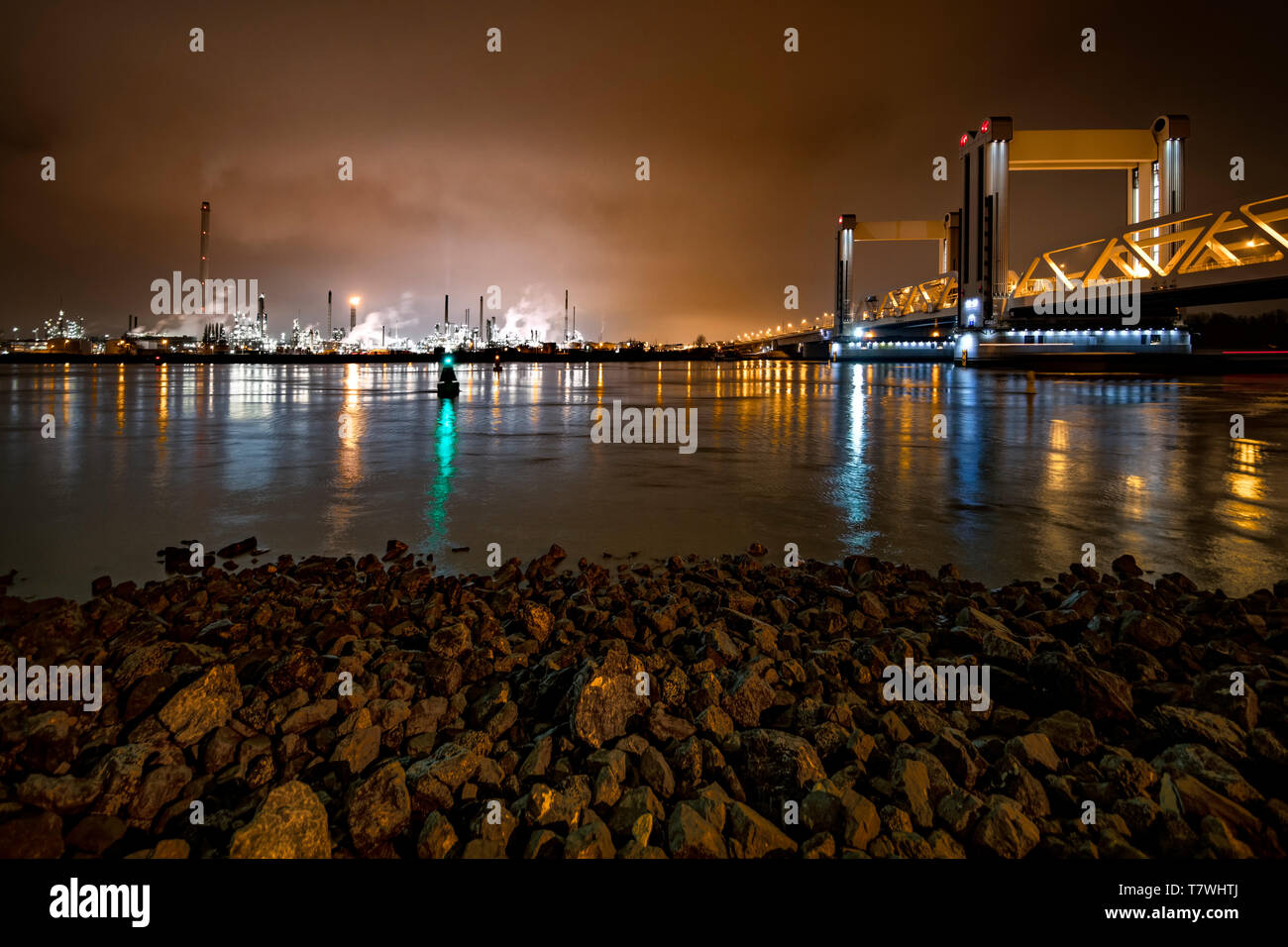 ROTTERDAM, 21. März 2019 - Ansicht der Niederländischen Betlek Brücke über den Fluss und gegen die Rotterdam Chemical Industrial Complex. Stockfoto