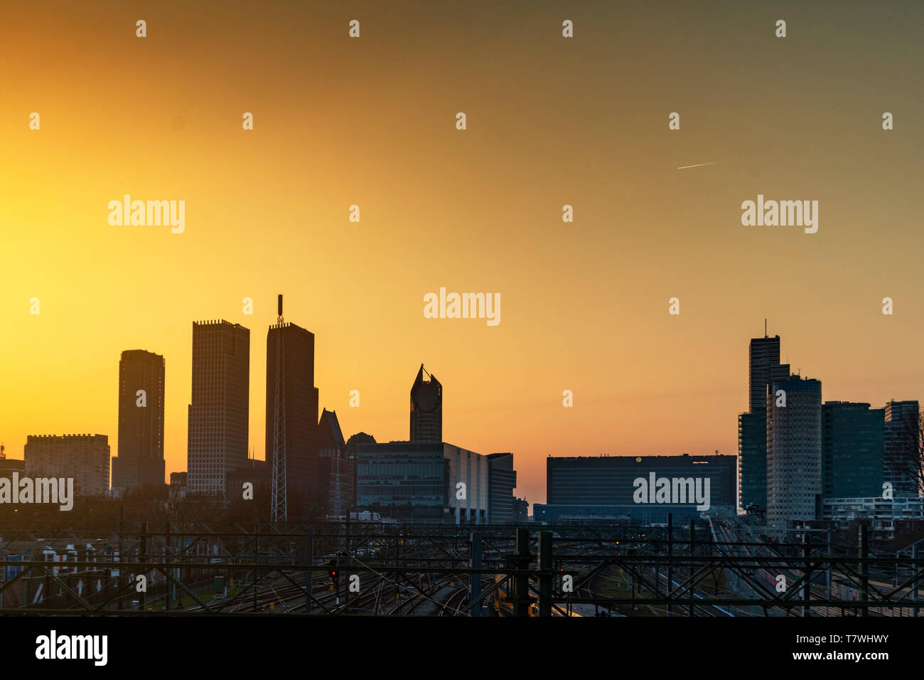 Den Haag, Den Haag in Niederländisch, Skyline mit jüngsten Anstieg neue Gebäude unter einem leuchtenden Sonnenaufgang, Niederlande Stockfoto