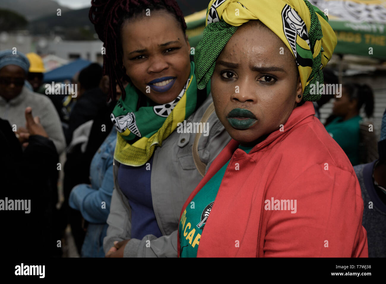 ANC Frauen Anhänger an einem 2019 Wahlen in Südafrika sammeln in Imizamo Yethu informelle Siedlung in Hout Bay, in der Nähe von Kapstadt Stockfoto