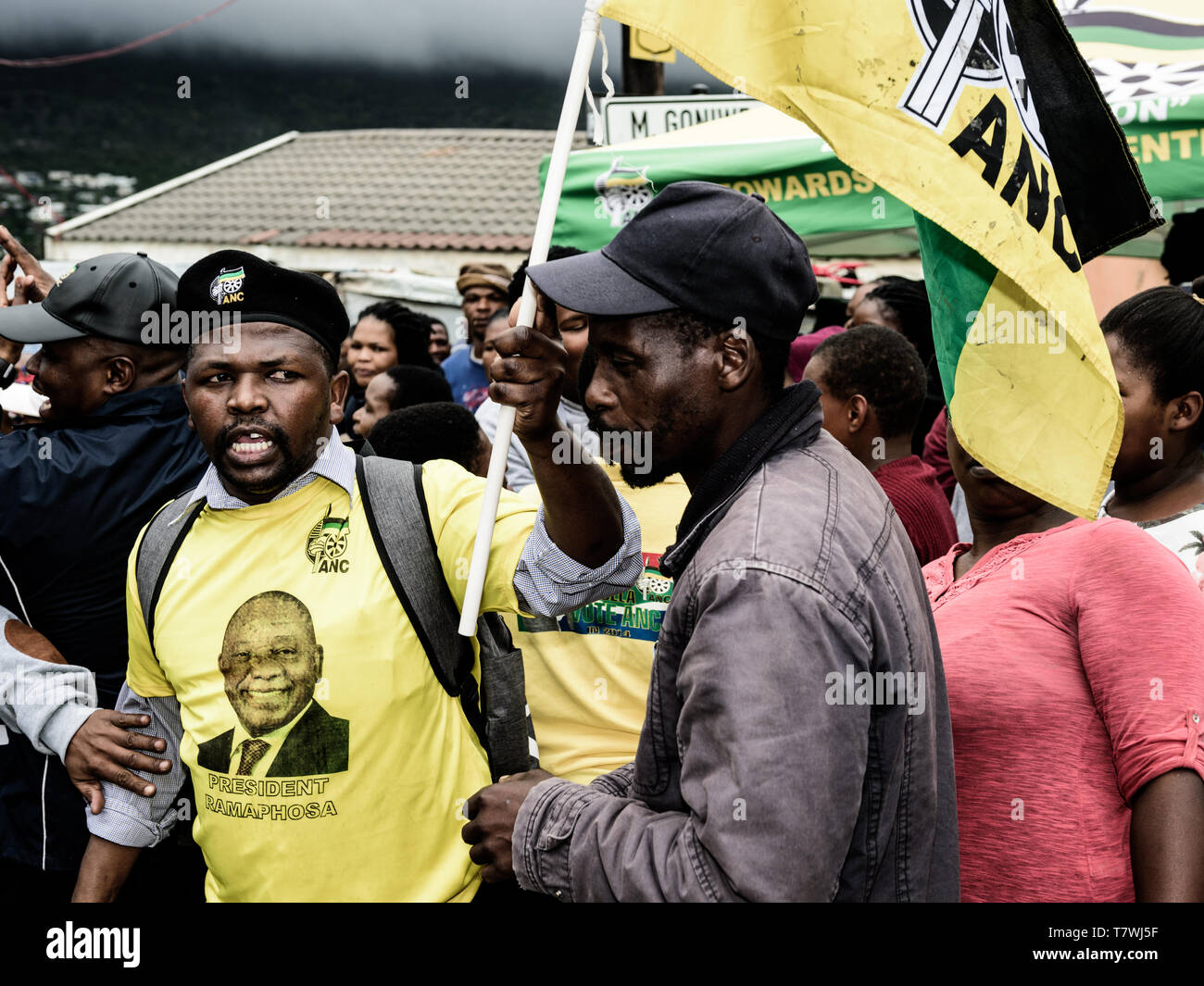 Ein ANC Marshall belästigt ein Bewohner in einem 2019 Wahlen in Südafrika sammeln in Imizamo Yethu informelle Siedlung in Hout Bay, in der Nähe von Kapstadt Stockfoto