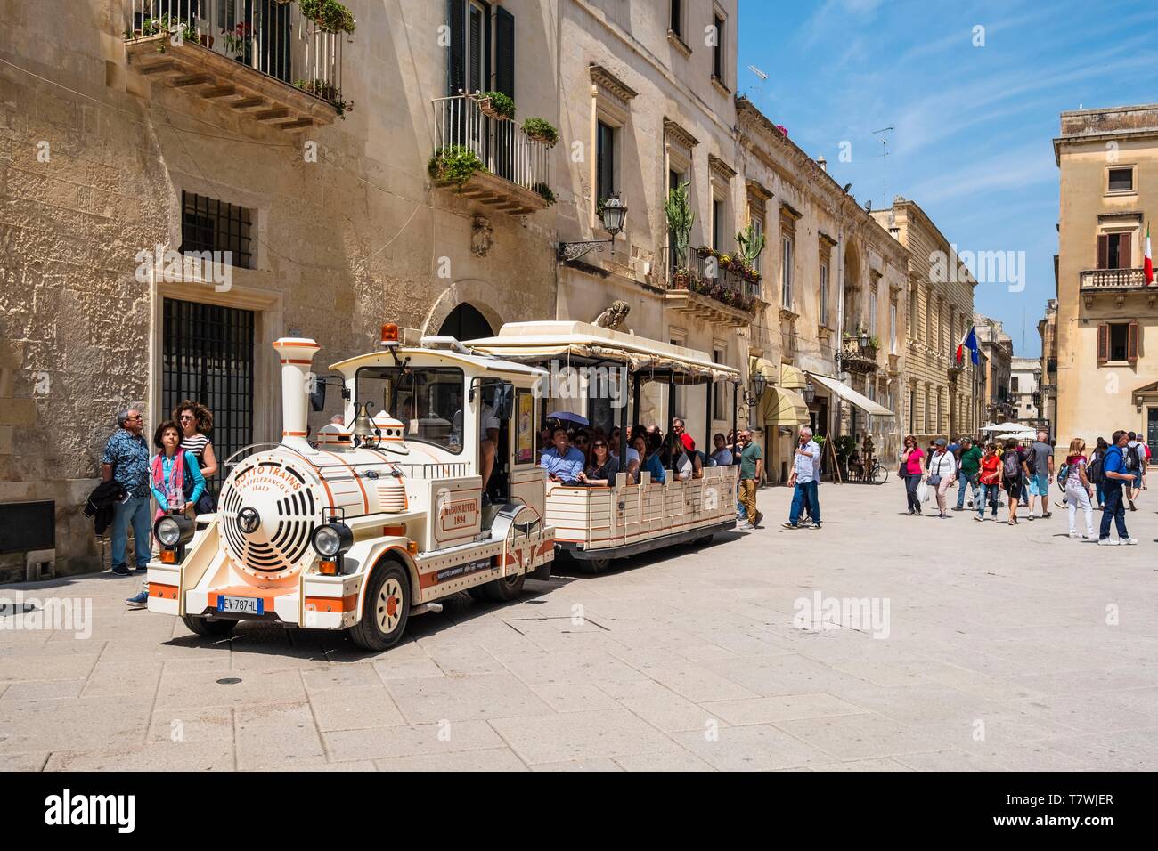 Italien, Apulien, Salento, Lecce, Besuch des historischen Zentrums von touristischen Zug Stockfoto