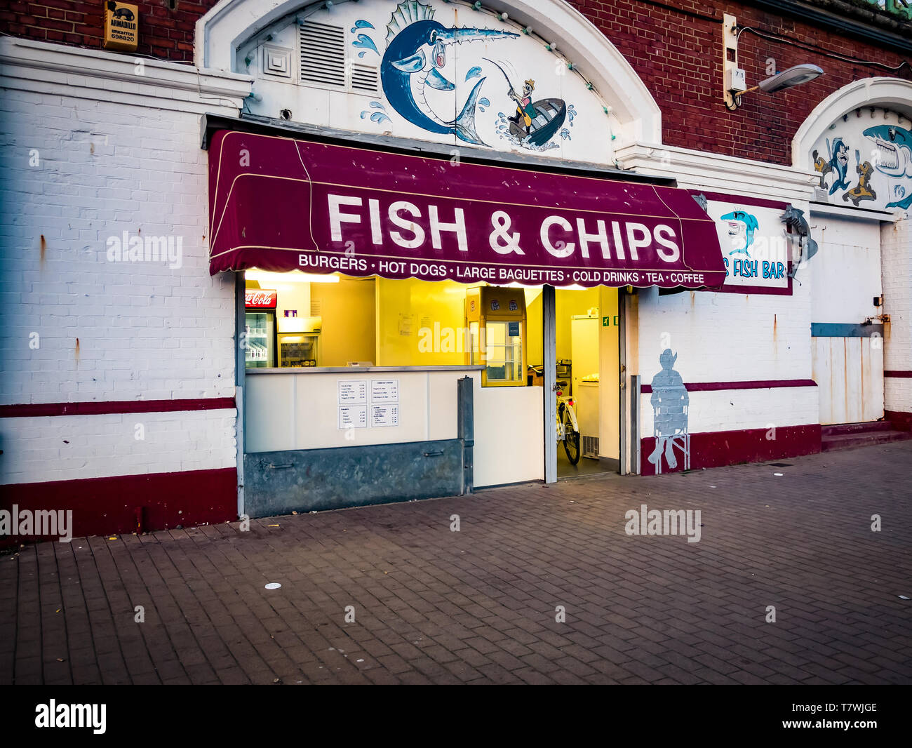 Fisch und Chip shop Brighton direkt am Meer Stockfoto