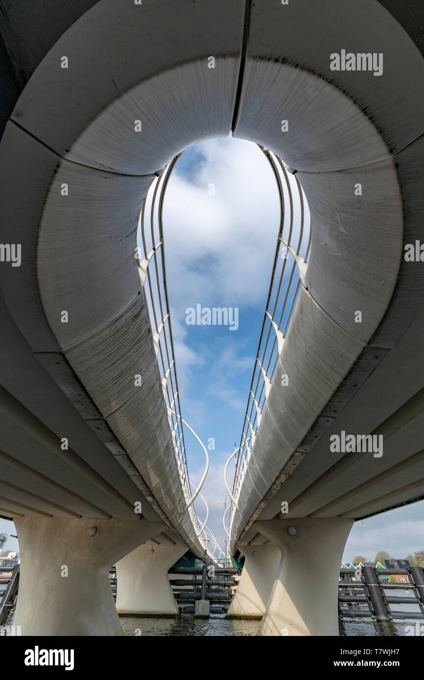 Curvy Brückenbauwerk gesehen von unten am Fluss Amstel Ebene Stockfoto