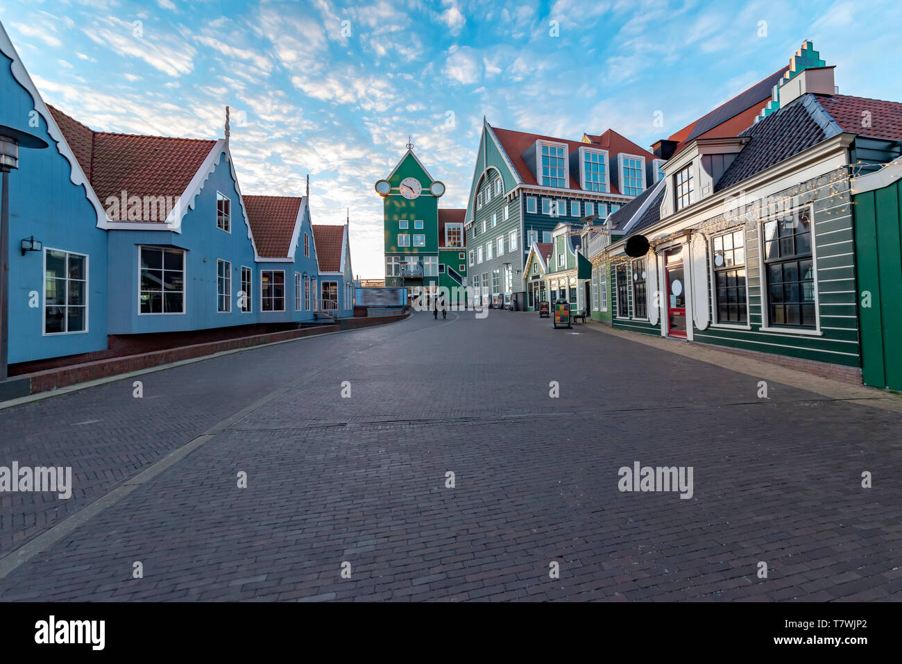 Sonnenuntergang auf der Zaandam Zentrum Stadt, wo alle Geschäfte geschlossen sind einige Minuten früher Stockfoto