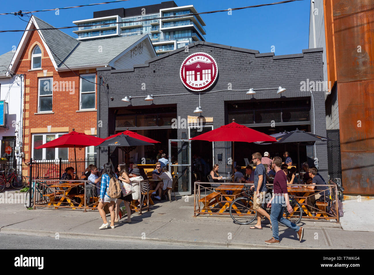 Kanada, Provinz Ontario, Stadt Toronto, Kensington Market, Augusta Avenue, Trinity Gemeinsame, Restaurant und Bar mit Sommerterrasse Stockfoto