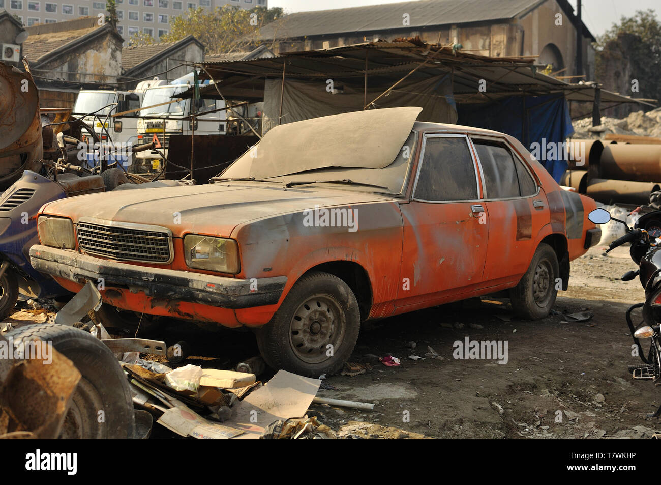 Eine stillgelegte Hindustan Contessa (Vauxhall VX) steht in einem Werke Werft in Mumbai, Indien Stockfoto