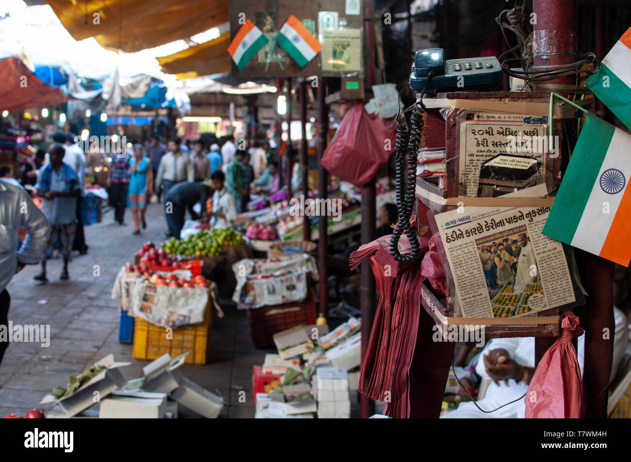 Zeitungen und ein Telefon am Stand ist ein Markt Trader in der Crawford Market in Mumbai, Indien Stockfoto