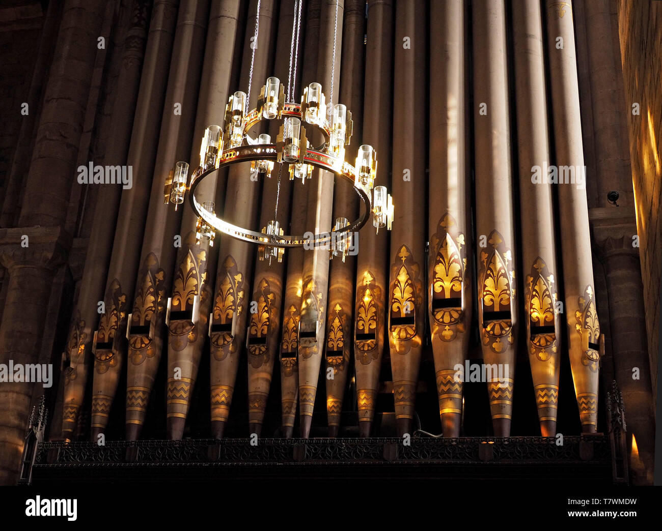 Detail der reich verzierten Orgelpfeifen mit rundem Anhänger Kronleuchter Leuchte in der Kathedrale Carlisle, Cumbria, England Stockfoto