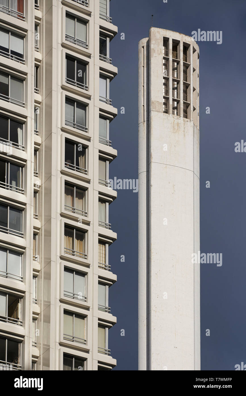 Frankreich, Paris, Schornstein des Beaugrenelle Kesselraum des CPCU (Pariser Gesellschaft der Städtischen Heizung), wo ein Paar von Wanderfalken schmiegt sich seit 2011 Stockfoto