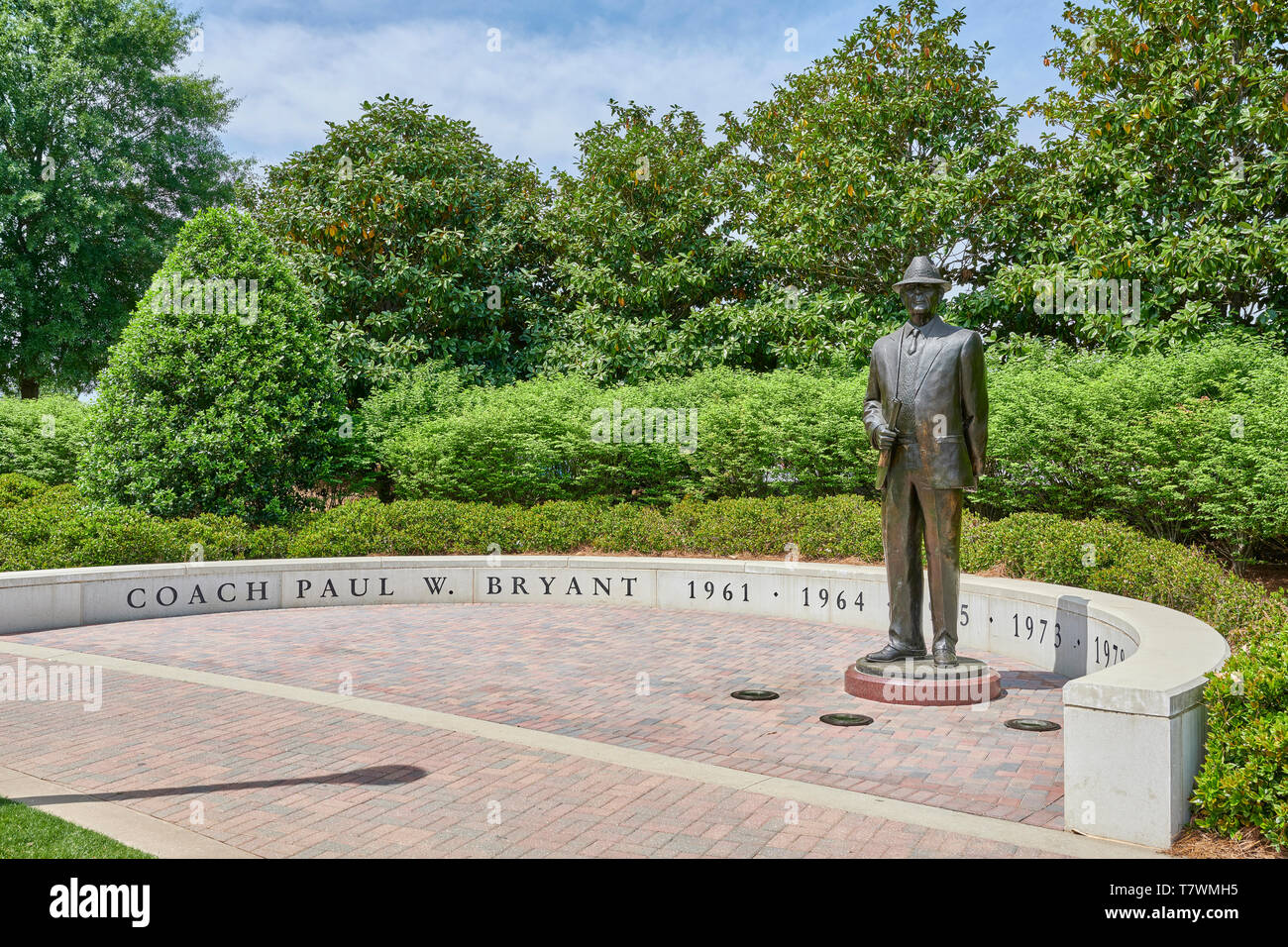 Bronzestatue von der Universität von Alabama Football Coach Bär (Paul) Bryant entlang der Weg der Meister an: Bryant-Denny Stadium, in Tuscaloosa Alabama. Stockfoto