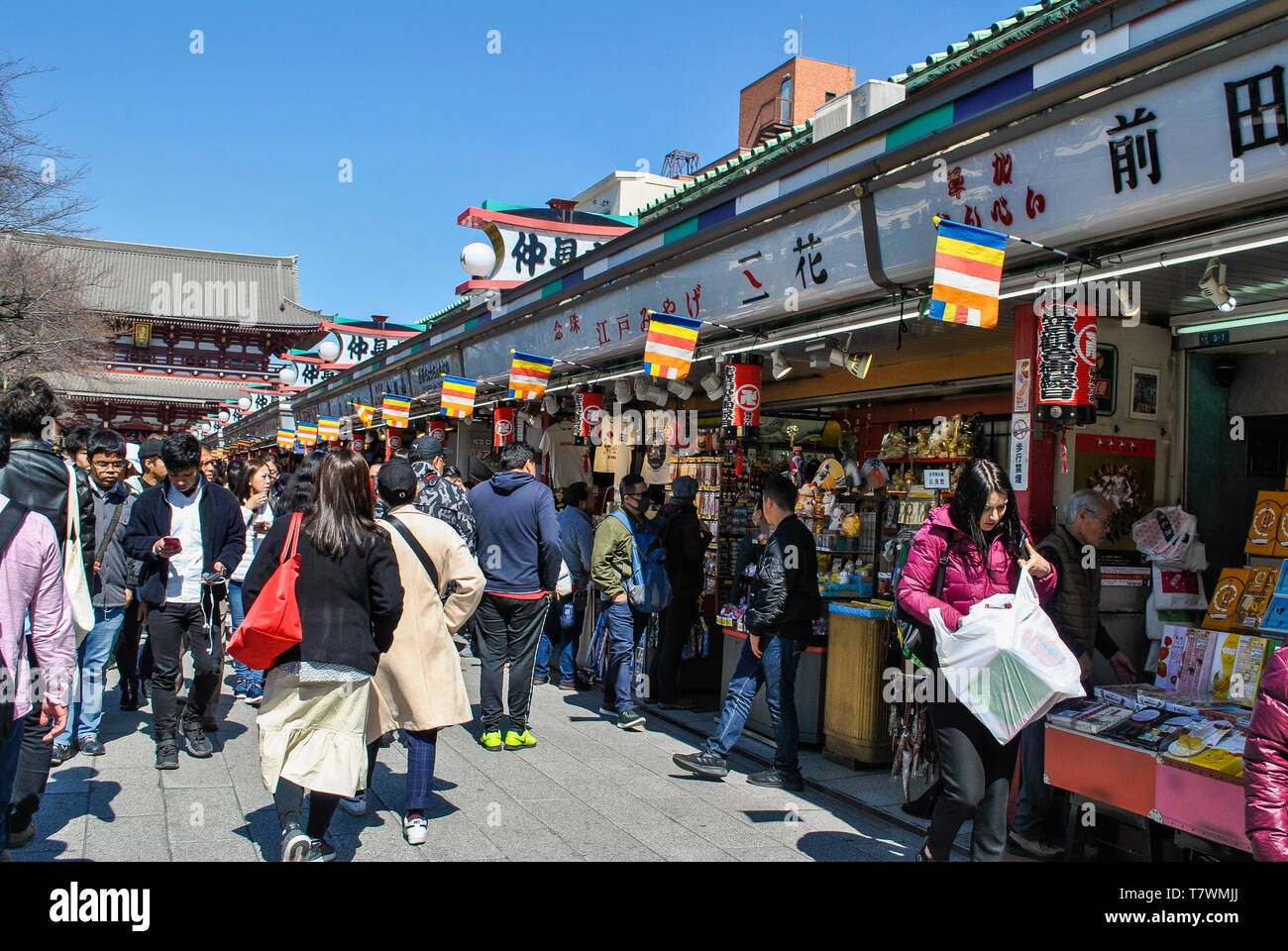Viele Menschen in den Geschäften außerhalb des Sensō-ji Temple. Tokio, Japan. Stockfoto