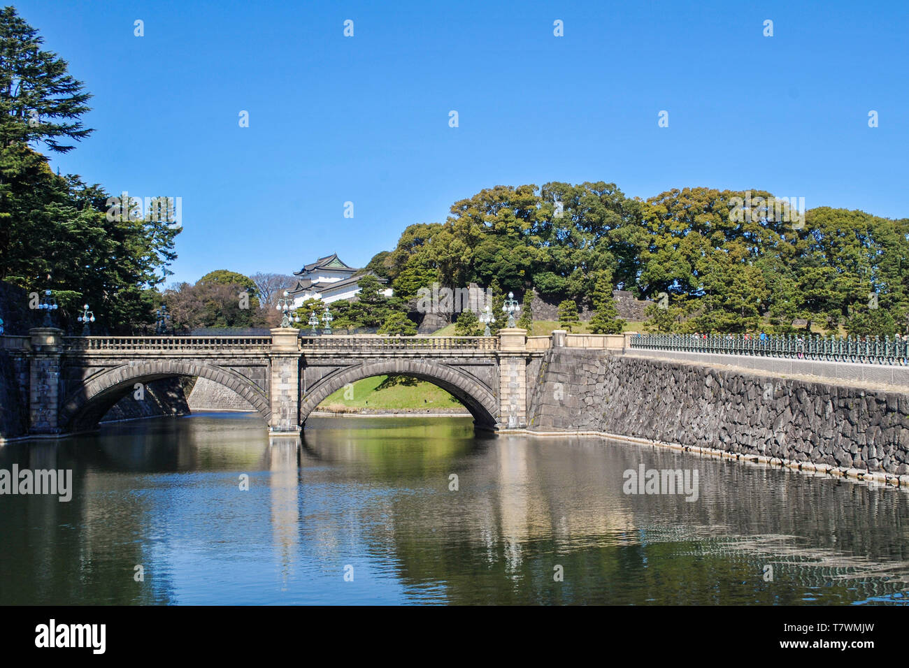 Seimon Ishibashi Brücke, die zum Haupttor des Kaiserlichen Palastes führt. Hinter, kaiserliche Residenz (kokyo). Chidoya, Tokio, Japan. Stockfoto