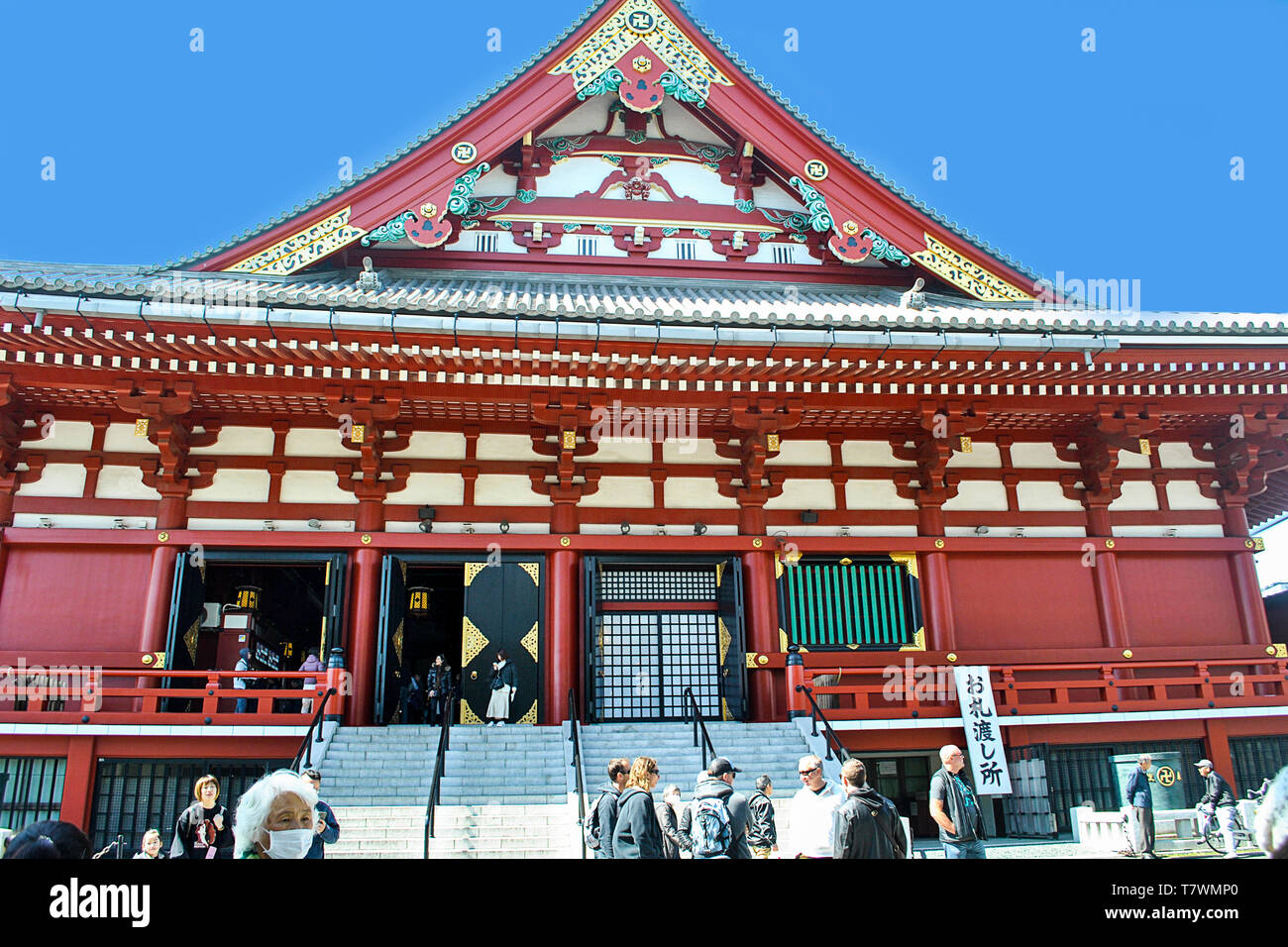 Die Menschen in den Eingang des Sensō-ji Temple. Die sumida, Tokio, Japan. Stockfoto