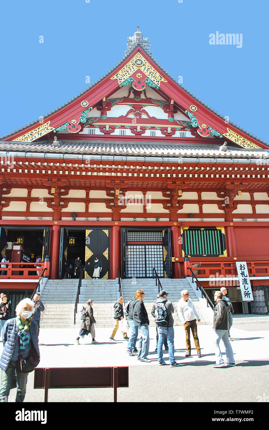 Die Menschen in den Eingang des Sensō-ji Temple. Die sumida, Tokio, Japan. Stockfoto