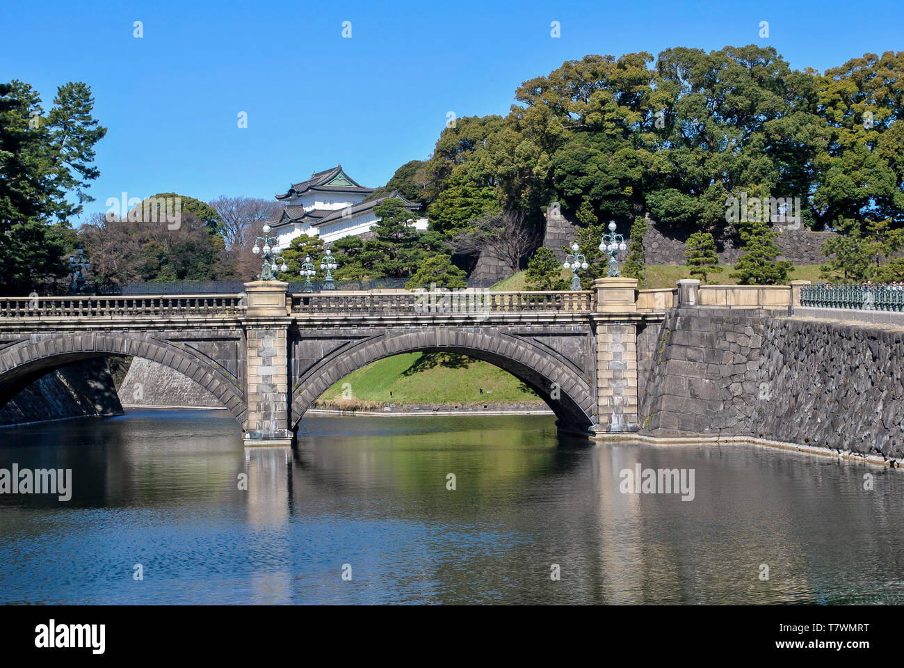 Seimon Ishibashi Brücke, die zum Haupttor des Kaiserlichen Palastes führt. Hinter, kaiserliche Residenz (kokyo). Chidoya, Tokio, Japan. Stockfoto