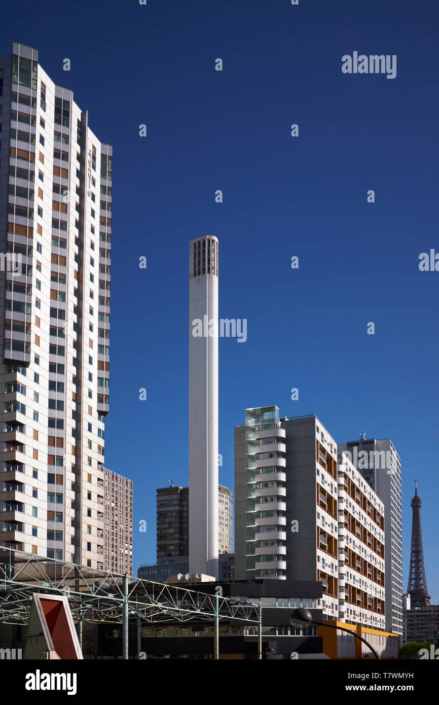 Frankreich, Paris, Schornstein des Beaugrenelle Kesselraum des CPCU (Pariser Gesellschaft der Städtischen Heizung), wo ein Paar von Wanderfalken schmiegt sich seit 2011 und dem Eiffel Turm im Hintergrund Stockfoto
