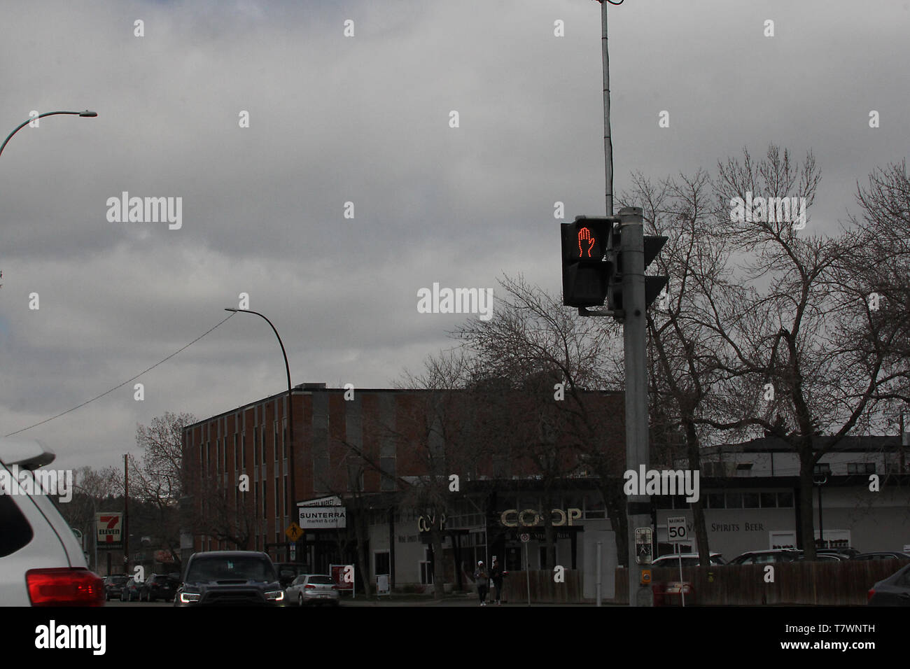Viel befahrenen Straße Ecke in der Innenstadt von Calgary, Alberta, Kanada Stockfoto