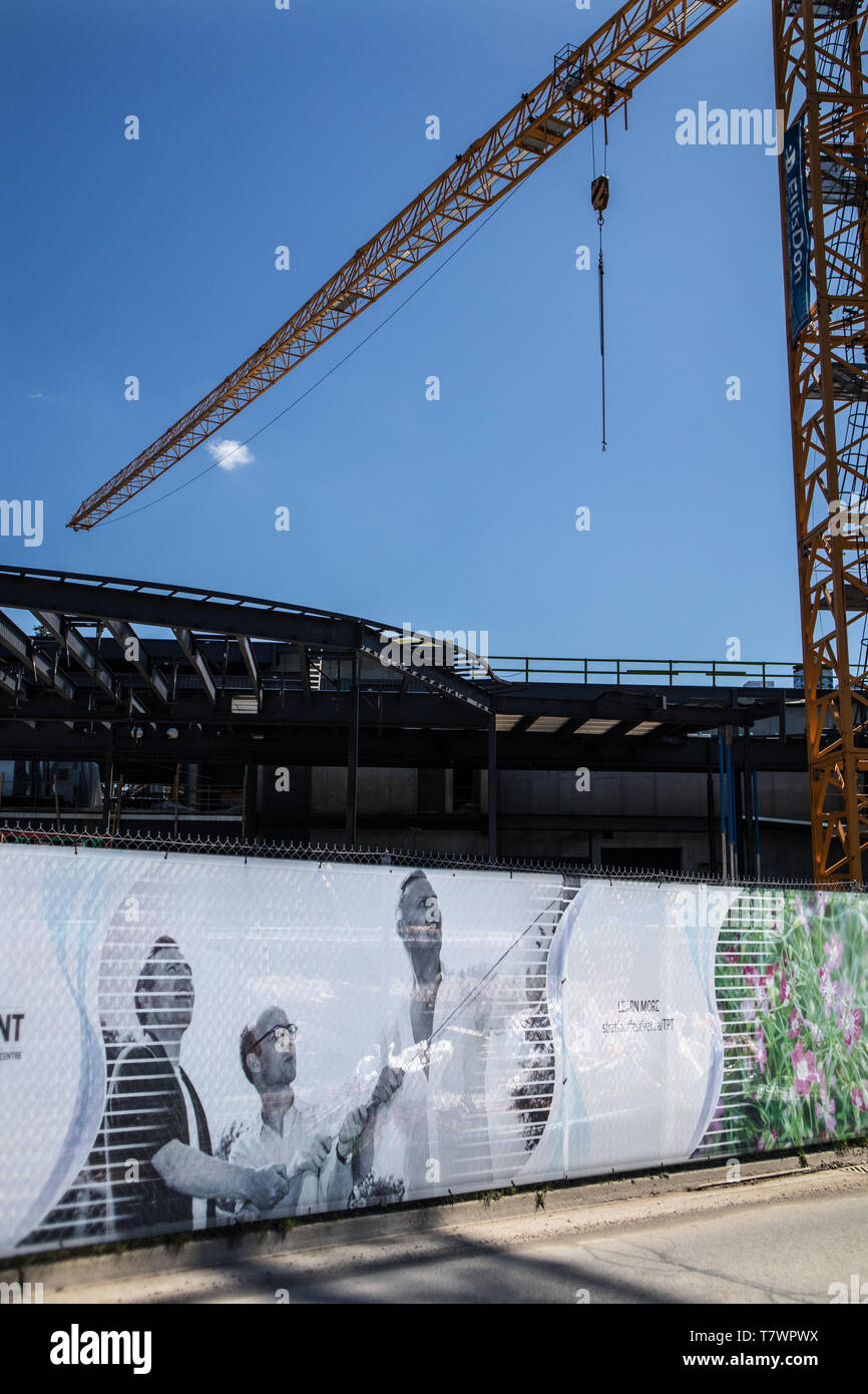 Die neue Tom Patterson Theater site wird eine einzigartige Auditorium. Drei Männer stellen "der Geist der Hütte'... Stockfoto