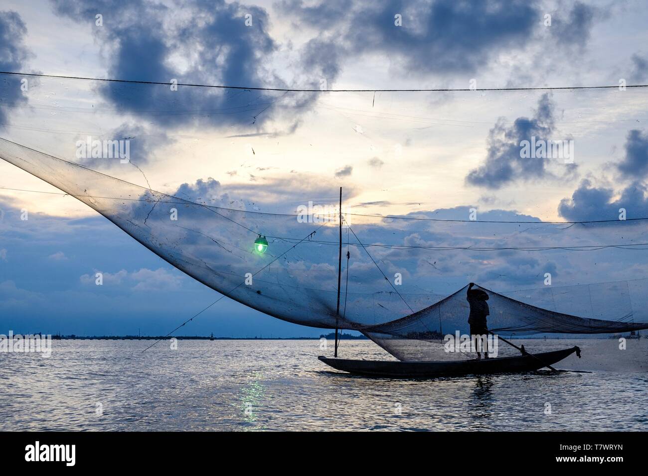 Vietnam, Thua Thien Hue Provinz, Tam Giang, Fischer und dip-net in der Lagune Stockfoto