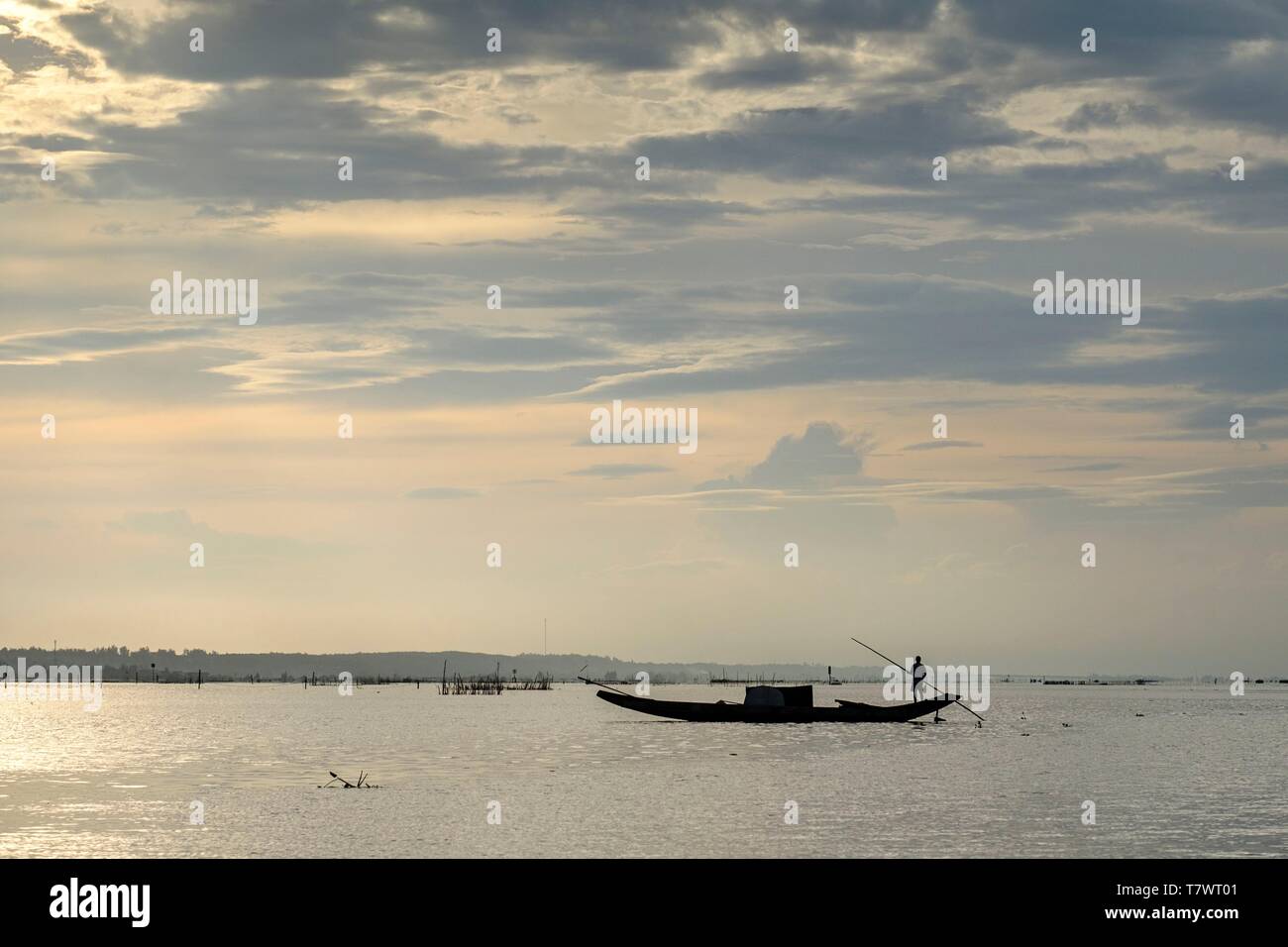 Vietnam, Thua Thien Hue Provinz, Tam Giang, Fischer in der Lagune Stockfoto