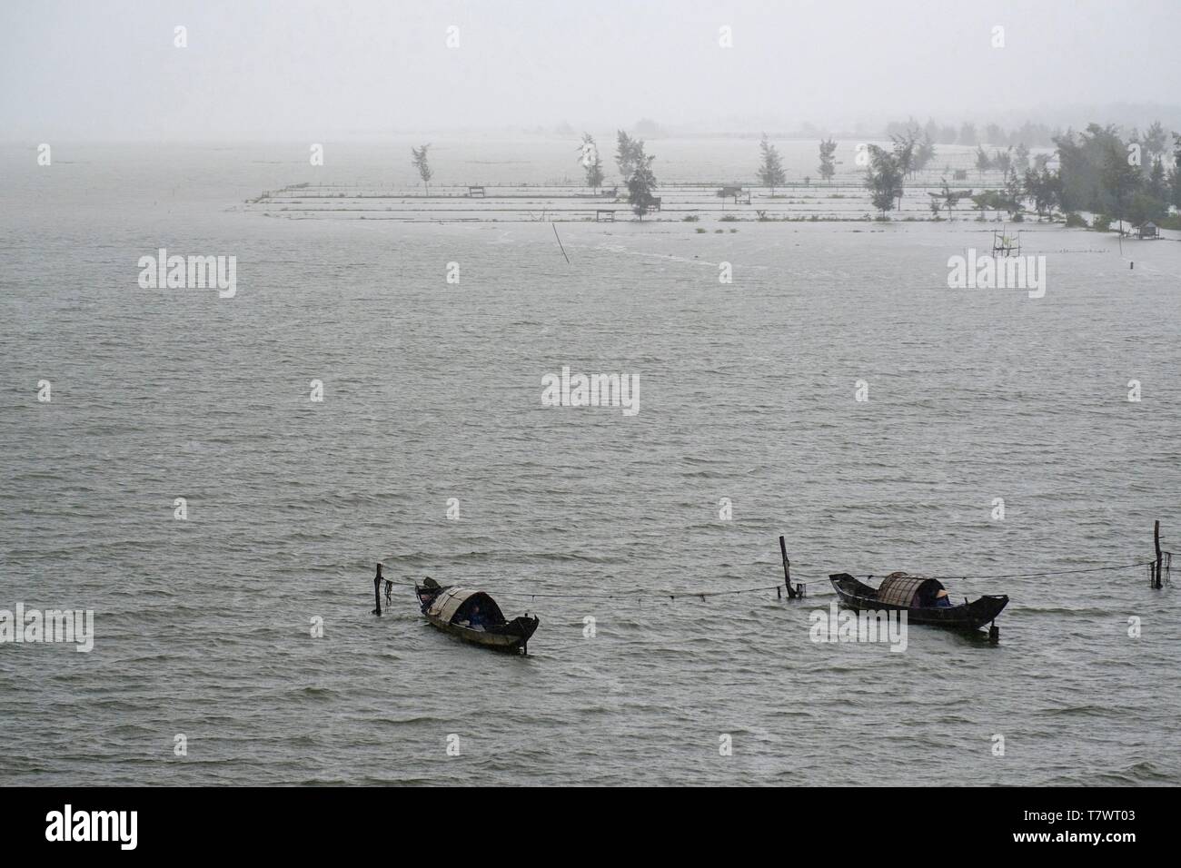 Vietnam, Thua Thien Hue Provinz, Tam Giang, Fischer in der Lagune Stockfoto