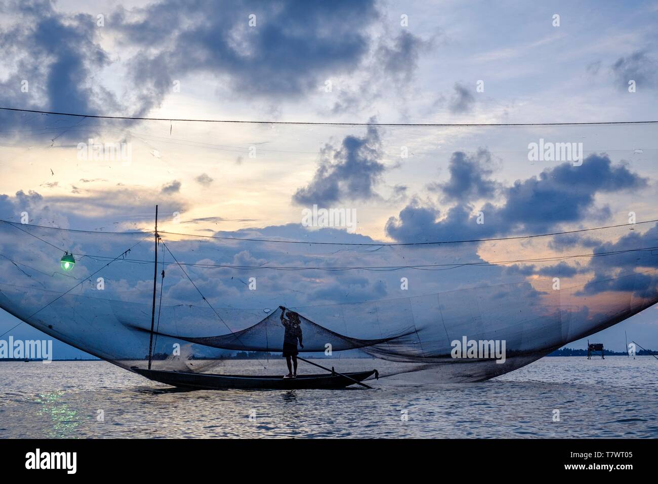 Vietnam, Thua Thien Hue Provinz, Tam Giang, Fischer und dip-net in der Lagune Stockfoto