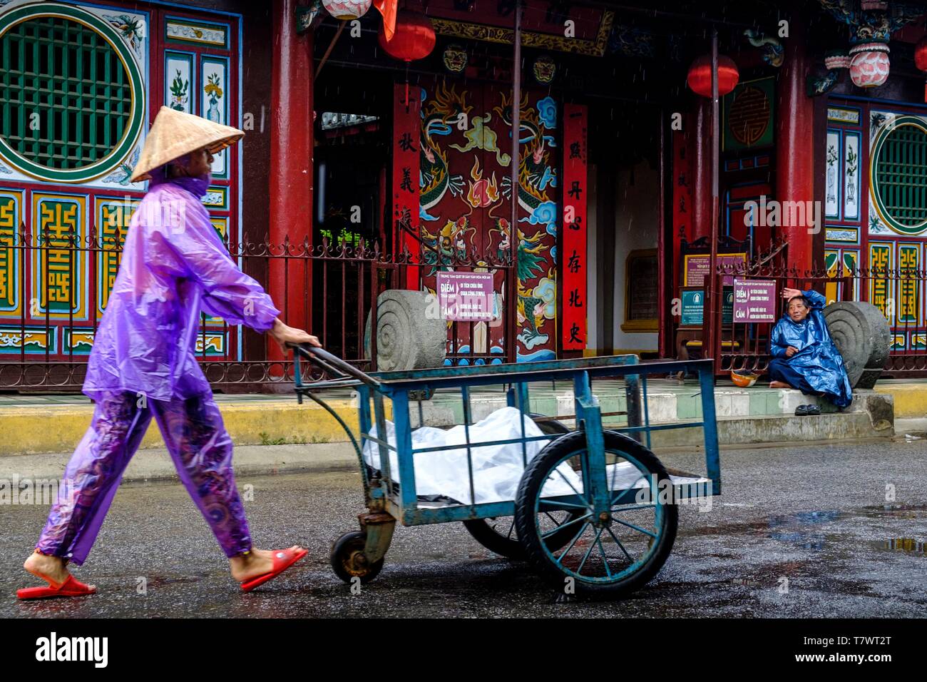 Vietnam, Quang Nam Provinz, Hoi An, Altstadt, die zum Weltkulturerbe der UNESCO, Trafic an einem regnerischen Tag Stockfoto