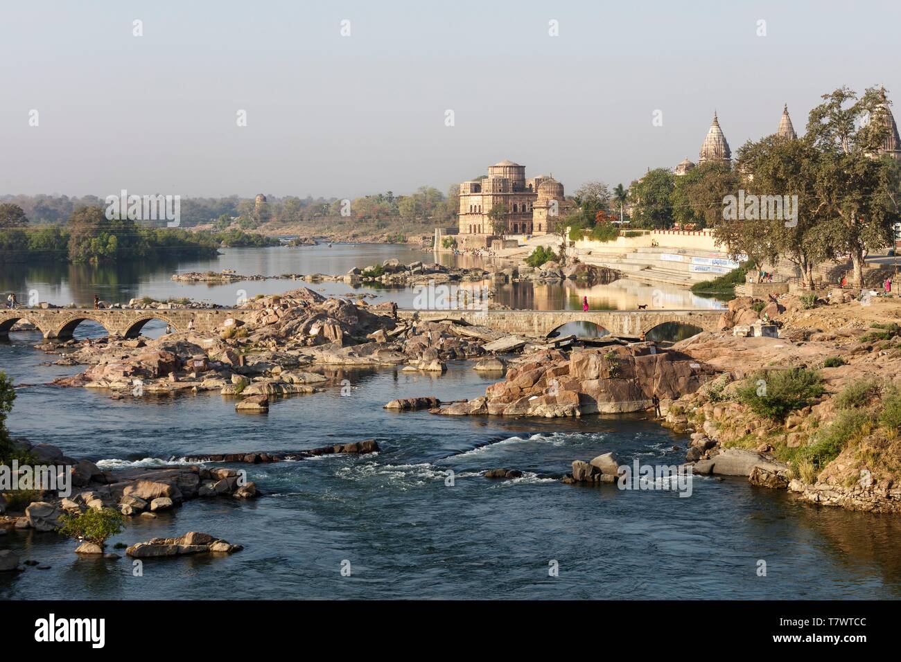 Indien, Madhya Pradesh, Orchha, Brücke und Vir Singh Ju Deo ehrenmal am Fluss Betwa Stockfoto