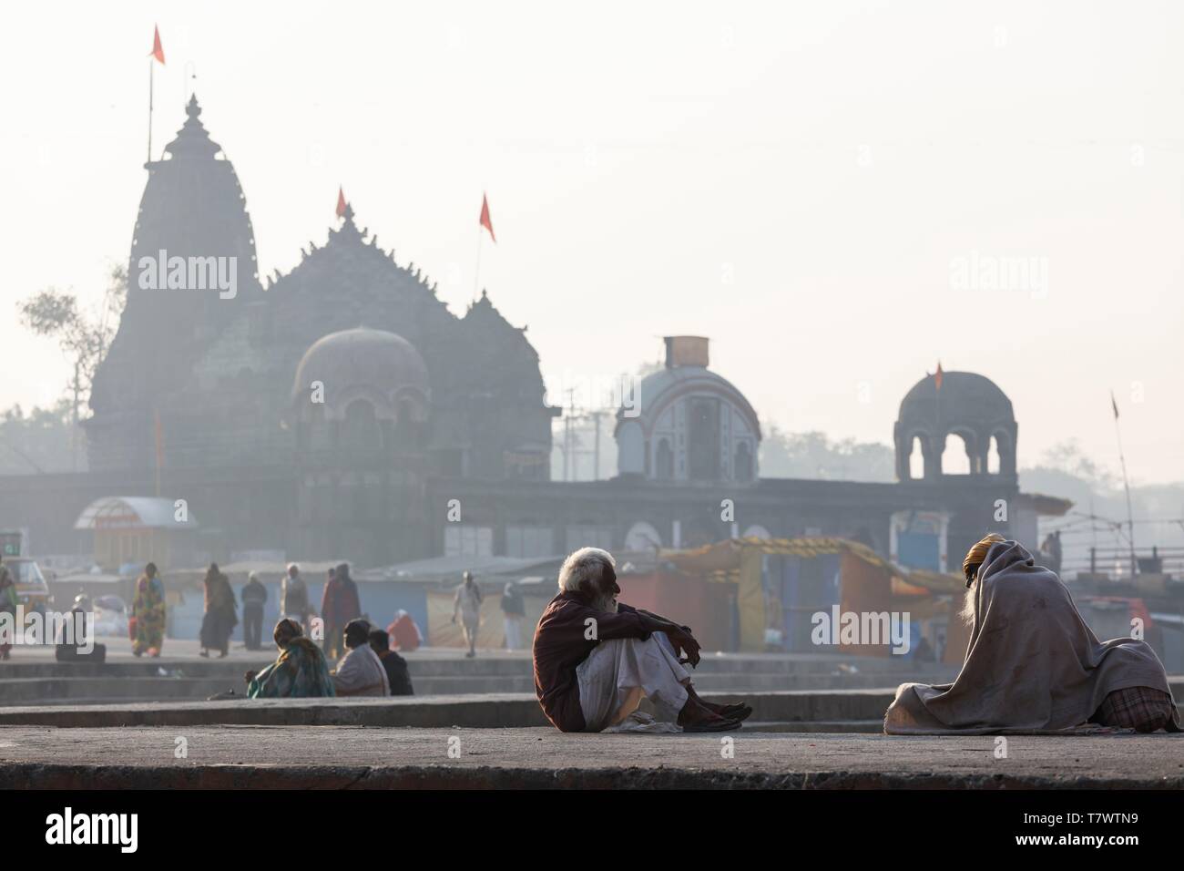 India, Maharashtra, Nashik, Sadhus vor einem Tempel bei Sonnenaufgang Stockfoto