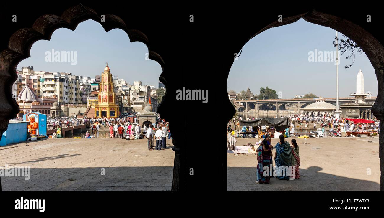 India, Maharashtra, Nashik, große Menschenmenge auf der ghats am Godavari River Stockfoto