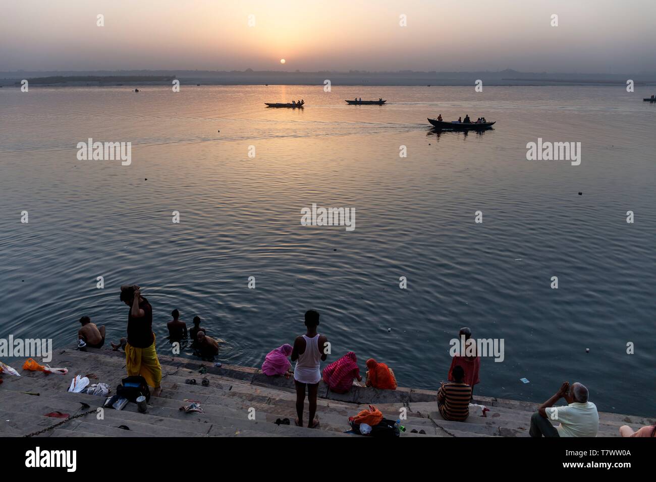 Indien, Uttar Pradesh, Varanasi, Waschungen in Ganga Fluss an Assi Ghat bei Sonnenaufgang Stockfoto