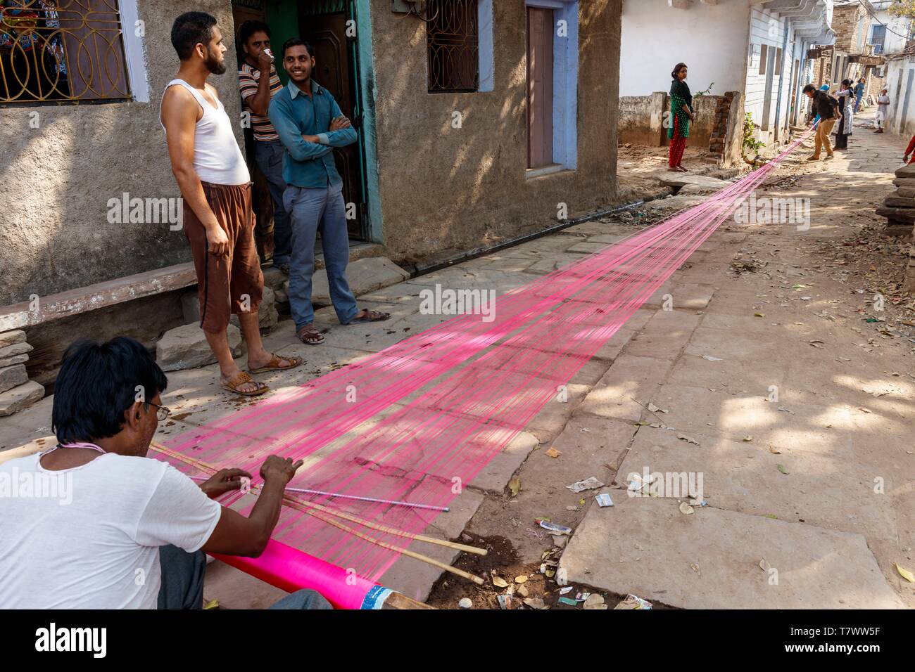 Indien, Madhya Pradesh, Chanderi, Handwerker abwickeln Seidenfäden Stockfoto
