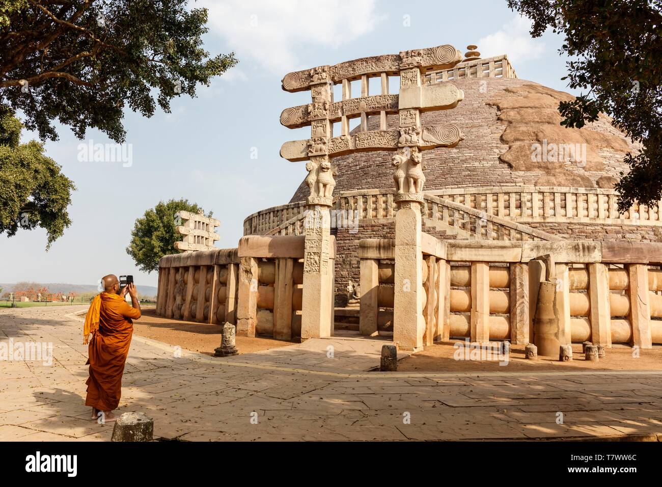 Indien, Madhya Pradesh, Sanchi, bouddhist Denkmälern zum Weltkulturerbe der UNESCO, buddhistischer Mönch, ein Bild von der großen Stupa Stockfoto