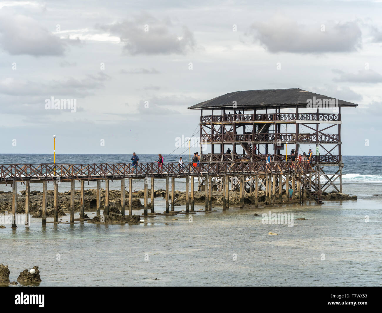 Apr 27, 2019 Menschen zu den Sufr Turm auf Wolke 9, Siargao, Philippinen Stockfoto