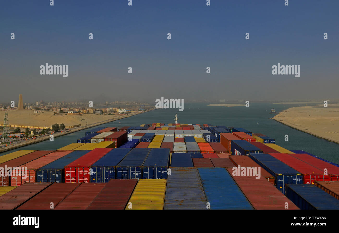 Suez Kanal, Ägypten - 2015-01-06: Das containerschiff CMA CGM Vela (IMO 9354923) im Transit durch den Suez Kanal bei Km 82 in Richtung Norden während einem Sandsturm - Stockfoto
