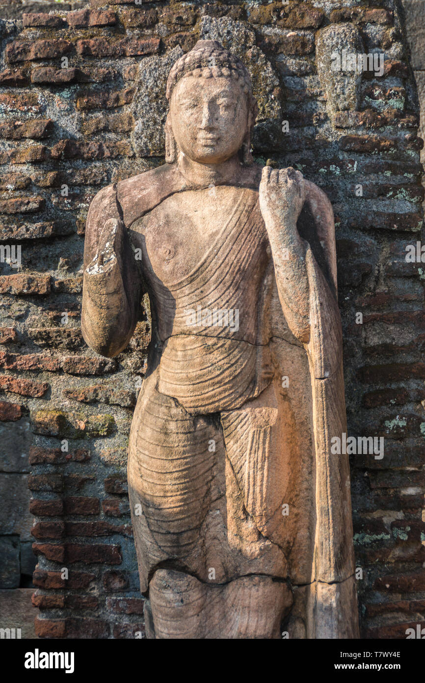 Eine der ständigen Buddha Statuen in der Mitte des Hatadage in das Kartenblatt, komplexe, Polonnaruwa, Sri Lanka. Stockfoto