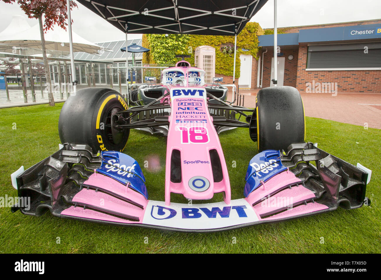 Lance Stroll Racing Point-BWT Mercedes. F1 Pink Car Nummer,18 auf dem Chester Race Course, UK Stockfoto