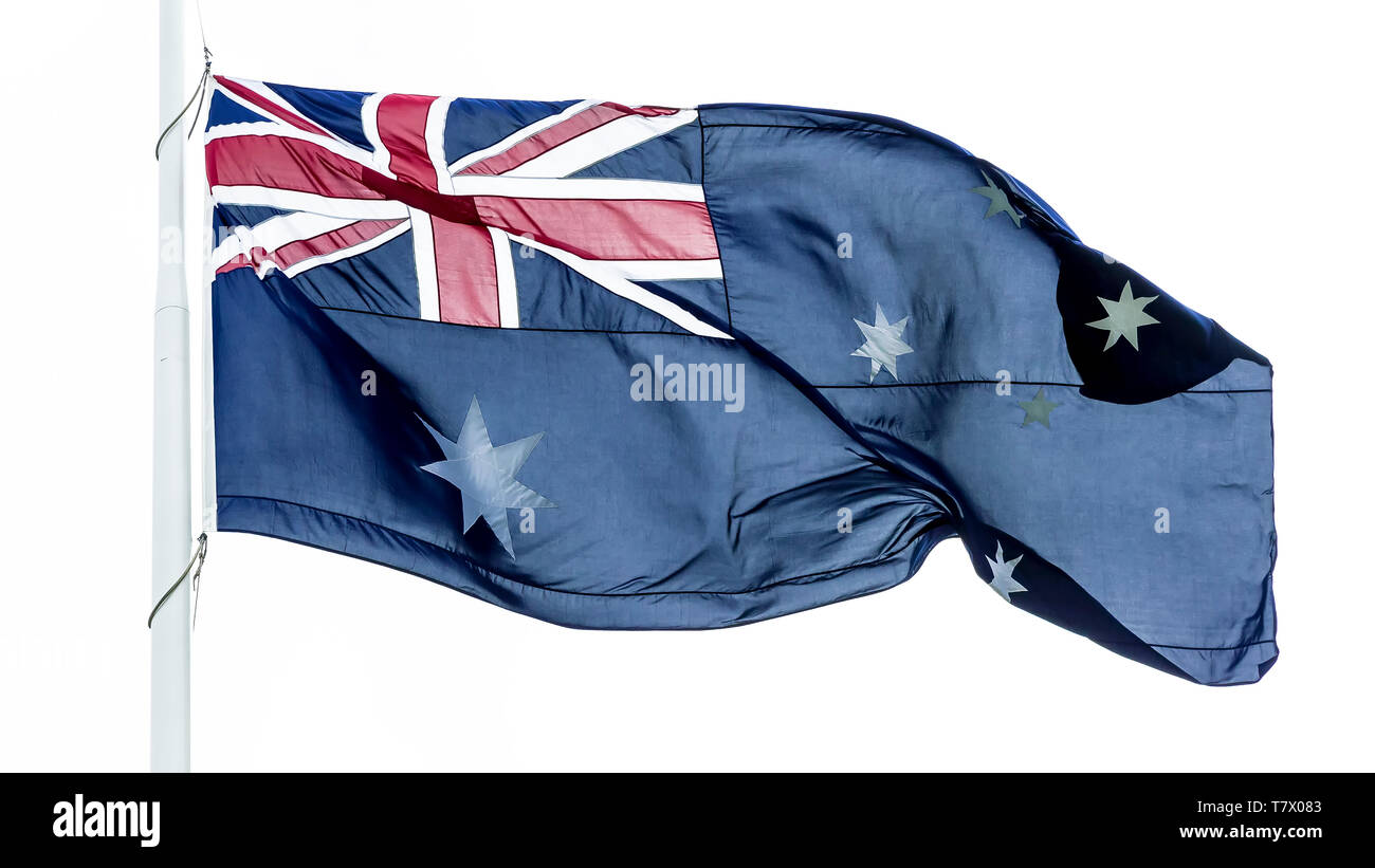 Große Flagge Australien winken im Wind gegen einen weißen Hintergrund isoliert Stockfoto