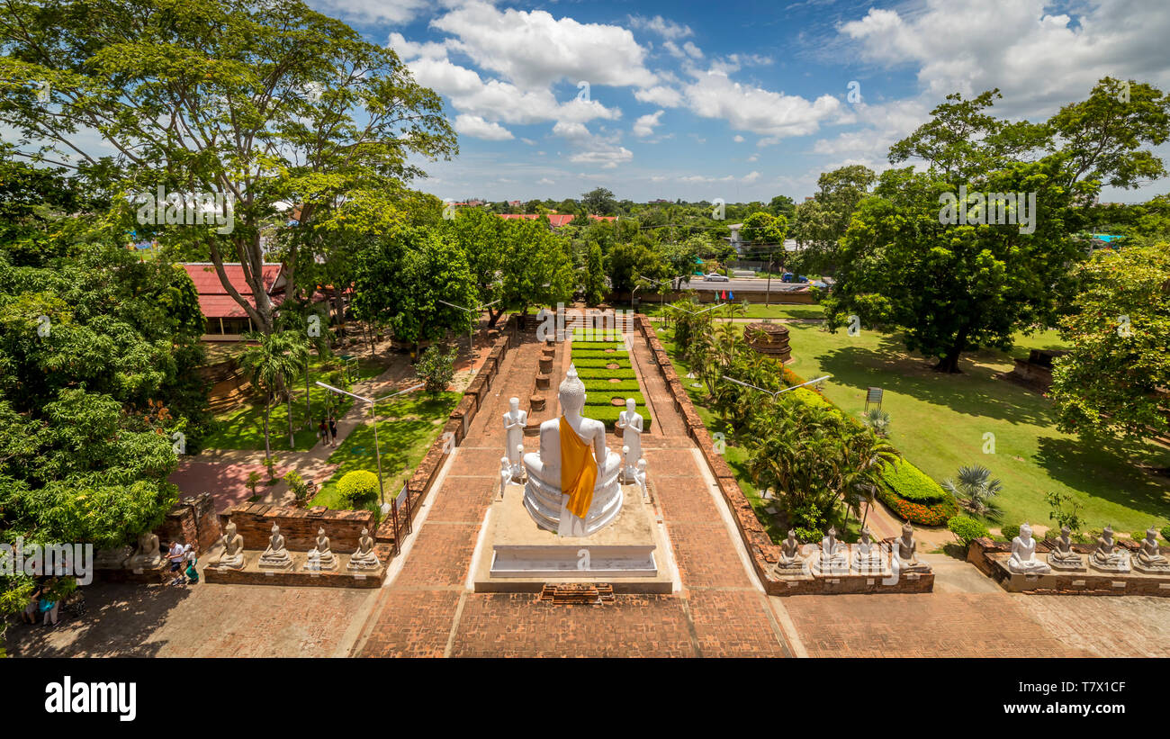 Garten Blick vom Gipfel des buddhistischen Tempel von Wat Yai Chai Mongkhon in Ayutthaya, nördlichen Bangkok, Thailand Stockfoto