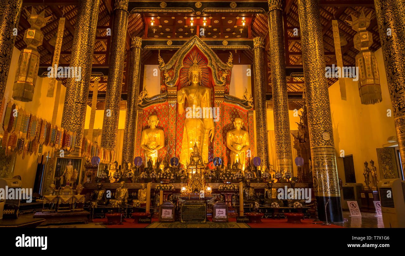 Im Inneren des goldenen buddhistischen Tempel von Wat Yai Chai Mongkhon in Ayutthaya, Thailand Stockfoto