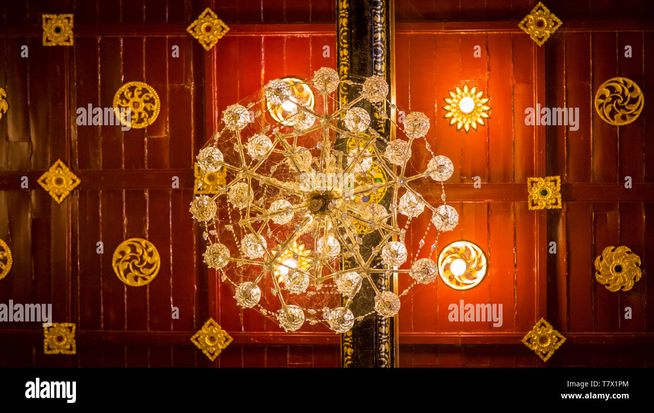 Kronleuchter aus dem roten Decke des Wat Yai Chai Mongkhon in Ayutthaya, Thailand Stockfoto