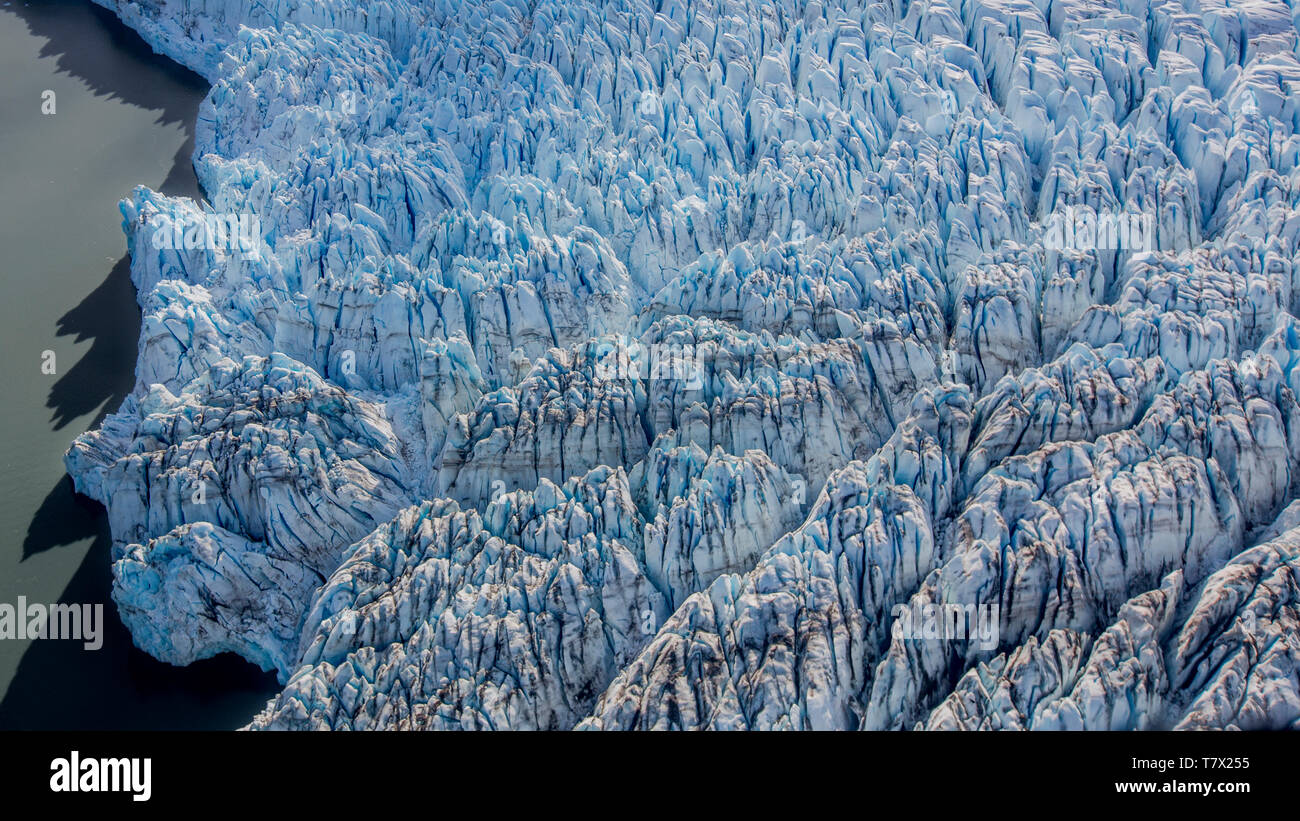 Die knik Gletscher in Alaska. Mangel an Schnee - Abdeckung setzen den Ascheregen vom nahe gelegenen Redoubt Volcano, wodurch die Albedo Effekt. Es gibt Tausende von Gletscher in Alaska und mindestens 616 von ihnen sind benannt. Zusammen sind sie verlieren 75 Milliarden Tonnen Eis jedes Jahr durch das Abschmelzen. Diese Zahl dürfte in den kommenden Jahren zu erhöhen. Mai 2015 Die heißesten in 91 Jahren war. Die blaue Farbe ist natürlich vorkommenden, sondern wird durch underexposing das Bild verbessert. Stockfoto